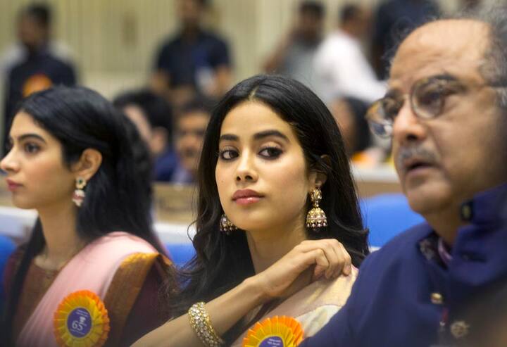 बता दें कि ये अवॉर्ड लेकर बोनी कपूर इमोशनल हो गए और कहा कि यह श्रीदवी का पहला नेशनल अवॉर्ड है इसलिए यह पूरे परिवार के लिए गर्व का क्षण है. इसके बाद बोनी कपूर ने श्रीदेवी के ट्विटर अकाउंट से उनके अवॉर्ड की तस्वीर भी शेयर की.