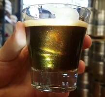 ग्लिटर बीयर के बारे में सुना है कभी आपने? ऐसी दिखती है ये बीयर