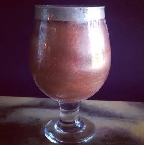 अमेरिका से इस बीयर का ट्रेंड शुरू हुआ. एल्कोहल इंडस्ट्री ने ग्लिटर और बीयर के साथ एक्सपेरिमेंट करके ये ग्लिटर बीयर बनाई है. 