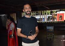 Photo: सोनम से शादी के लिए मुंबई पहुंचे आनंद, चेहरे की Smile ने बयां किया हाल-ए-दिल