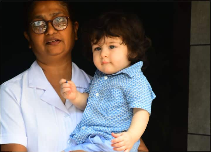 स्कूल के वापस घर के लिए निकले तैमूर मस्ती के मूड में नजर आए. वहीं उनके साथ उनकी नैनी भी मौजूद थीं.  