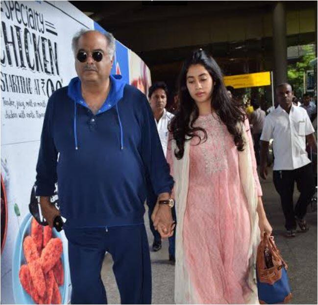 बता दें कि बॉलीवुड की मशहूर एक्ट्रेस श्रीदेवी को फिल्म मॉम के लिए नेशनल अवार्ड से सम्मानित किया गया है.