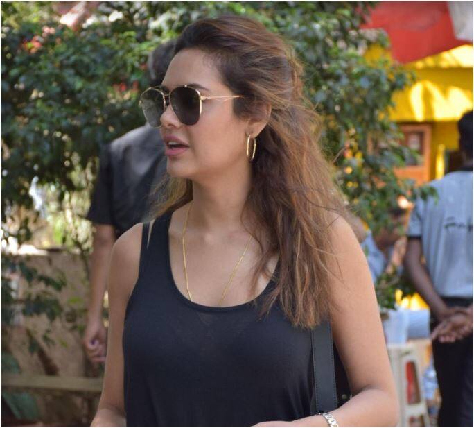 अपनी बोल्ड तस्वीरों के लिए ईशा गुप्ता इंस्टाग्राम पर काफी लोकप्रिय हैं. उनकी लोकप्रियाता का अंदाजा आप इस बात से लगा सकते हैं कि उन्हें इंस्टाग्राम पर 2.4 मिलियन लोग फॉलो करते हैं.