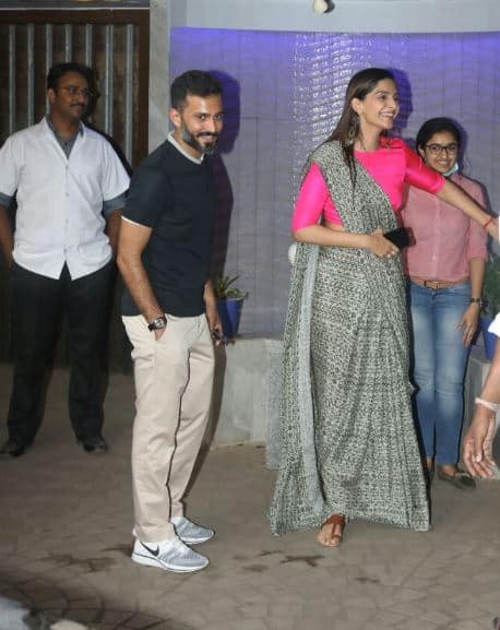 बॉलीवुड अभिनेत्री सोनम कपूर और आनंद आहूजा आने वाली 8 तारीख को एक दूसरे के साथ सात फेरे लेकर शादी के बंधन में बंधने वाले हैं. शादी की खबर पर मुहर लगने के बाद आज पहली बार सोनम और आनंद एक साथ नजर आए.