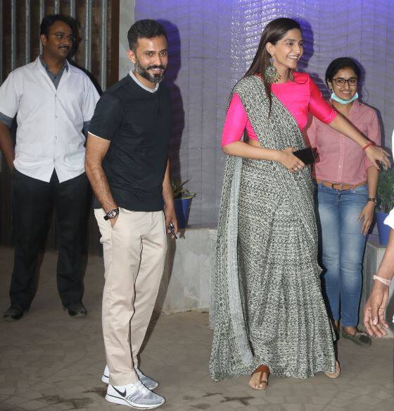 क्लीनिक से बाहर निकलते समय सोनम कपूर और आनंद बेहद खुश नजर आए. दोनों के चेहरे खिले हुए दिख रहे थे.