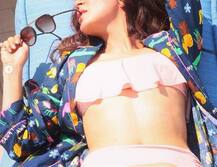 पिंक बिकिनी में हॉटनेस बिखेर रही हैं जी टीवी की यह मशहूर अभिनेत्री