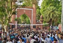 जिन्ना विवाद: अलीगढ़ में बवाल जारी, इंटरनेट पर रोक, पत्रकारों को \'जिन्ना समर्थकों\' ने पीटा
