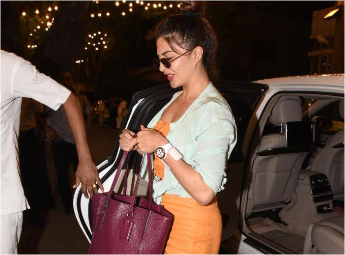 ‘किक’ फिल्म में सलमान की हीरोइन रही जैकलीन फर्नांडीस बेहद खूबसूरत लिबास में सोनम कपूर के घर के अंदर जाती दिखीं.