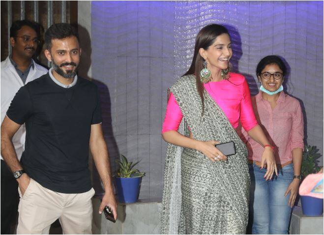 बॉलीवुड एक्ट्रेस सोनम कपूर चार दिन बाद शादी रचाने जा रही हैं. शादी को लकर सोनम कपूर का परिवार तैयारियों में जुटा हुआ है. अनिल कपूर की बेटी सोनम की शादी को लेकर घर में मेहमानों का आना जाना लगा हुआ है. इस बीच शुक्रवार शाम को बॉलीवुड की कई जानी मानी हस्तियों ने सोनम के घर पर दस्तक दी.