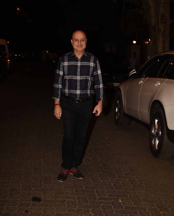 अनुपम खेर भी नज़र आए. एक दिन पहले भी अनुपम यहां पहुंचे थे. अनिल कपूर के घर के बगल में ही अनुपम का घर है. उन्होंने अपने इंस्टा पर सोनम कपूर की एक वीडियो भी पोस्ट की.