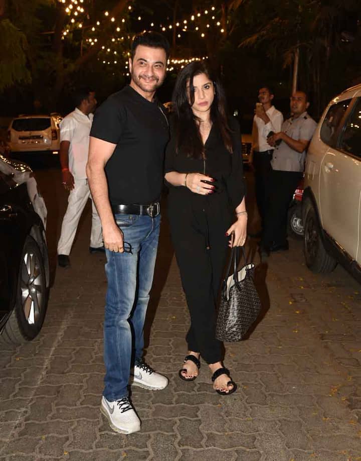 सोनम के चाचा संजय कपूर को इस तस्वीर में आप देख पा रहे हैं. भतीजी की शादी में हिस्सा लेने के लिए सोनम के चाचा संजय कपूर अपने भाई अनिल कपूर के घर पहुंचे. इस दौरान उनकी पत्नी भी उनके साथ मौजूद थीं.