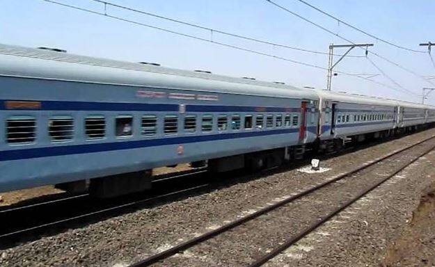 कमेटी ने रेलवे स्टेशनों और ट्रेनों में इस तरह के बुनियादी ढांचे बनाने का भी फैसला किया है.