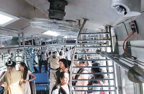 इन डिब्बों में अतिरिक्त सुरक्षा उपाय के तौर पर सीसीटीवी कैमरे भी लगे होंगे. साथ ही इन डिब्बों की खिड़कियों पर जालियां लगाने पर भी चर्चा की जा रही है. 