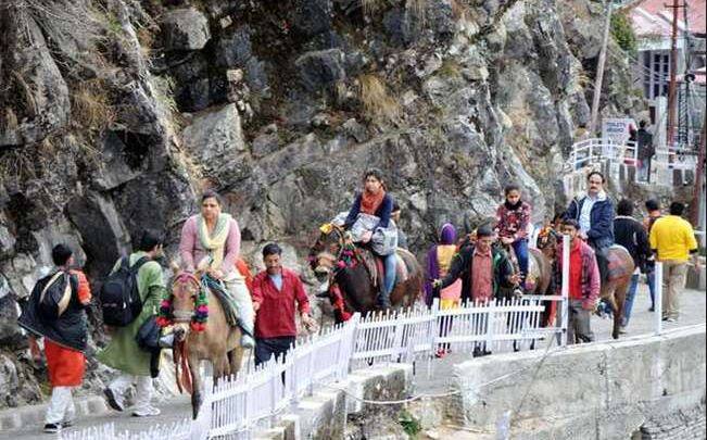 ऑनलाइन यात्रा कंपनी बुकिंग डॉट कॉम के एक सर्वे के मुताबिक, भारतीय पर्यटक अपनी सीमाओं से आगे जाकर यात्रा करने और नए अनुभवों को प्राप्त करने के लिए उत्सुक रहते हैं.