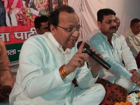 चौपाल में हंगामे के बाद ग्राम प्रधान अतर सिंह के घर जब भाजपा नेता भोज करने पहुंचे तो वहां भी हथियार लेकर भाजपा कार्यकर्ता घूमते रहे.