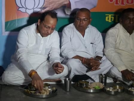 दलित के घर हथियार लेकर खाना खाने पहुंचे बीजेपी के नेता, चौपाल में हुआ हंगामा दलित के घर हथियार लेकर खाना खाने पहुंचे बीजेपी के नेता, चौपाल में हुआ हंगामा