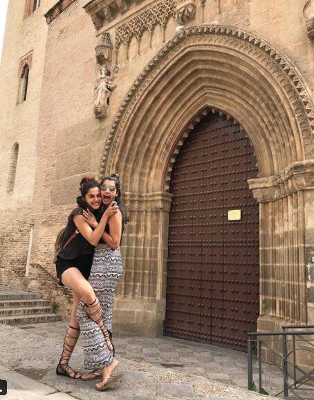तापसी ने बहन को लेकर कई बार कहा है कि वो अगर बॉलीवुड में आना चाहती हैं तो उनका स्वागत है.