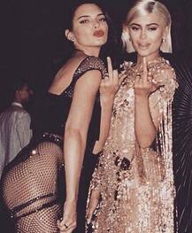 फिर BOLD अंदाज में दिखीं केंडल जेनर, सोशल मीडिया पर तस्वीरें डालकर मचाया तहलका