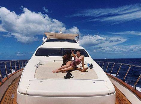 कुछ दिन पहले ही काइली अपने प्रेमी संग रेड स्विमसूट में बाहमस में छुट्टियां मनाती दिखी. 