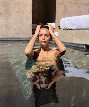 अमेरिकन एक्ट्रेरस और मॉडल एमिली राताकोस्वकी ने पूल के अंदर कुछ इस अंदाज में खिंचवाई फोटो. 
