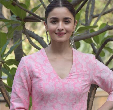 आलिया जमकर कर रही हैं फिल्म ‘राजी’ का प्रमोशन, देखें तस्वीरें आलिया जमकर कर रही हैं फिल्म ‘राजी’ का प्रमोशन, देखें तस्वीरें