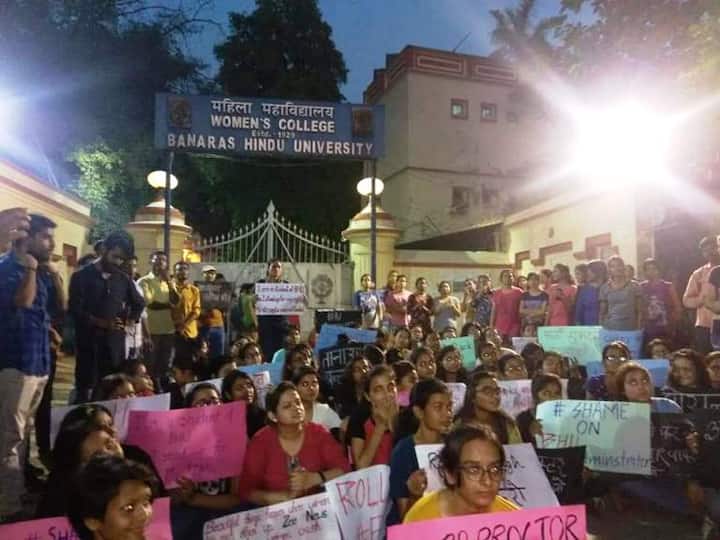 शनिवार की शाम इसी मुद्दे को लेकर पहले महिला महाविद्यालय के गेट पर फीमेल स्टूडेंट्स ने धरना दिया. वे चीफ प्रॉक्टर से माफ़ी और उनके इस्तीफे की मांग कर रहीं थीं. उनका कहना था कि चीफ प्रॉक्टर ने गलतबयानी की है और स्टूडेंट्स को बदनाम करने की कोशिश की है.