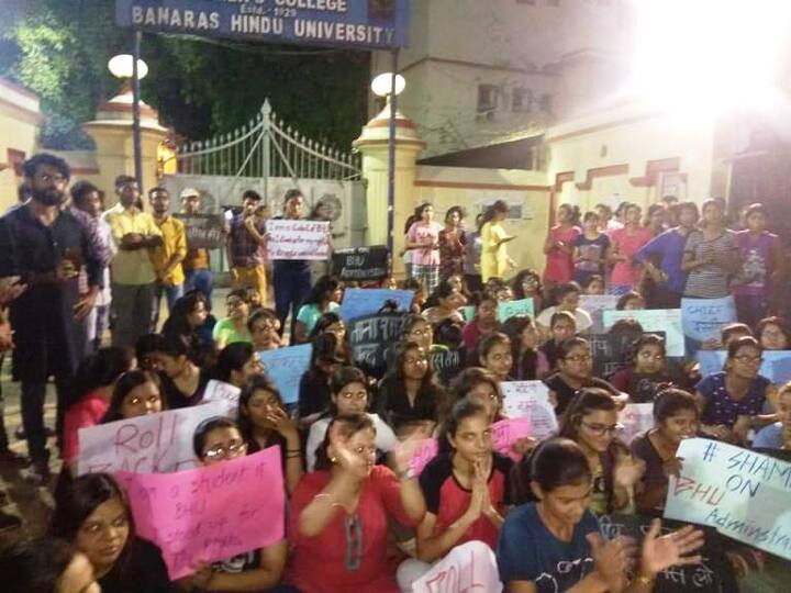  दरअसल, रोयाना सिंह ने एक न्यूज चैनल को दिए गए इंटरव्यू में कहा था कि पिछले साल हुए प्रदर्शन को बाहरियों ने हाईजैक कर लिया था. उनके मुताबिक़ प्रदर्शन के लिए फंडिंग की गई थी. प्रदर्शन कर रहे स्टूडेंट्स को एक बड़ी गाड़ी से पानी, पिज्जा और कोल्डड्रिंक्स की बोतलें पहुंचाई गईं थीं. इसी बयान से नाराज स्टूडेंट्स रोयाना सिंह की इस्तीफे की मांग कर रहे हैं. 