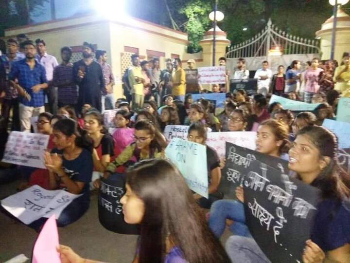 बुधवार को भी स्टूडेंट्स का ग्रुप रोयाना सिंह से इसी मामले में सफाई मांगने प्रोक्टोरियल ऑफिस पहुंचा था. इसके बाद दूसरे दिन यानि गुरुवार को 20 स्टूडेंट्स के खिलाफ अटेम्प्ट टू मर्डर, लूटपाट, मारपीट और बलवा करने का मुकदमा दर्जा करा दिया गया. स्टूडेंट्स का कहना है कि रोयाना सिंह लगातार बीएचयू की छवि धूमिल कर रही हैं. जब उनसे माफ़ी मांगने को कहा गया तो उन्होंने स्टूडेंट्स के खिलाफ फर्जी केस दर्ज करा दिया. स्टूडेंट्स का कहना है कि ऐसा बीएचयू के इतिहास में पहली बार हुआ है कि फीमेल स्टूडेंट्स पर अटेम्प्ट टू मर्डर का केस दर्ज हुआ हो.