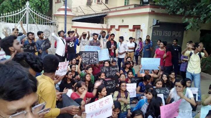 शाम को शुरू हुआ प्रदर्शन जब बीएचयू कैंपस से निकलकर मेन गेट पर पहुंचा तो लंका थाने की पुलिस भी वहां पहुंची. लंका थाने के एसओ संजीव मिश्रा ने स्टूडेंट्स को समझाने की कोशिश की. उन्होंने कहा कि सिर्फ एफआईआर में लिखे गए घटनाक्रम के आधार पर कार्रवाई नहीं होगी. उन्होंने स्टूडेंट्स को बताया कि घटना वाले दिन वे भी प्रोक्टोरियल ऑफिस में मौजूद थे. इस मामले में चीफ प्रॉक्टर को घटना और हमले के सबूत देने को कहा गया है. अगर प्रॉक्टर ऑफिस दो-तीन दिन के अंदर लूट, मारपीट, अटेम्प्ट टू मर्डर का कोई सबूत नहीं देता है तो एफआईआर कैंसिल कर दी जाएगी. इसके बाद स्टूडेंट ने देर रात प्रदर्शन समाप्त किया. लेकिन स्टूडेंट्स के रुख को देखते हुए, यह मामला जल्दी शांत होता नहीं दिख रहा है.