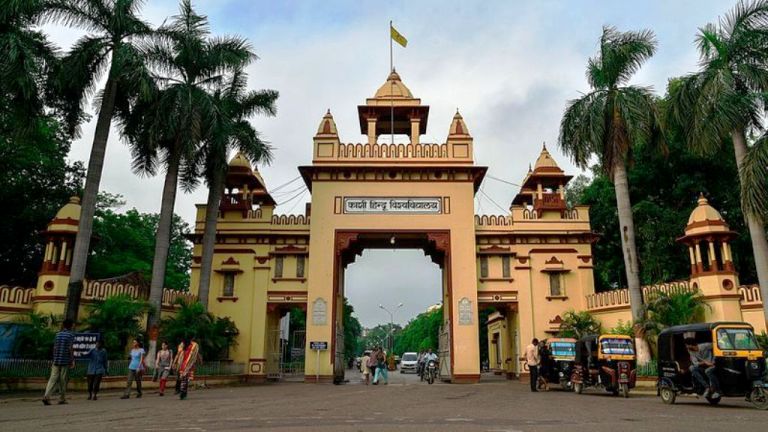 BHU में लगे आजादी के नारे, FIR वापस लेने की मांग पर अड़े स्टूडेंट्स