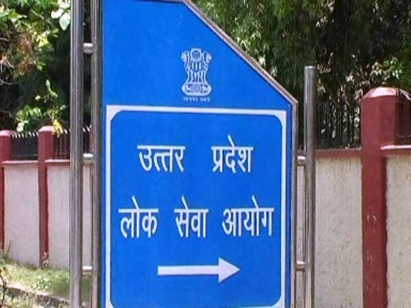  गौरतलब है कि यूपी की योगी सरकार ने प्रतियोगी छात्रों से किए गए अपने चुनावी वायदे को पूरा करते हुए केंद्र सरकार से यूपी पब्लिक सर्विस कमीशन में अखिलेश यादव के पांच साल के कार्यकाल में हुई भर्तियों की जांच सीबीआई से कराए जाने की सिफारिश पिछले साल ही की थी. योगी सरकार की सिफारिश पर केंद्र सरकार ने सीबीआई जांच का नोटिफिकेशन जारी कर दिया था. हालांकि आयोग ने सीबीआई जांच के आदेश को हाईकोर्ट में चुनौती दी थी, लेकिन अदालत ने जांच पर रोक लगाने से इंकार करते हुए आयोग की अर्जी को खारिज कर दिया था.