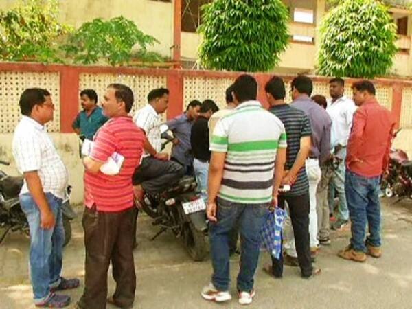 कमीशन के खिलाफ यह एफआईआर कमीशन मामले की जांच टीम के मुखिया और सीबीआई की एंटी करप्शन यूनिट के एसपी आईपीएस अफसर राजीव रंजन द्वारा दर्ज कराई गई है. एफआईआर खासकर साल 2015 के पीसीएस इम्तहान को लेकर दाखिल कराई गई है. एफआईआर में पीसीएस के इम्तहान में बड़े पैमाने पर गड़बड़ियों व हेराफेरी के आरोप हैं. सीबीआई को शुरुआती जांच में माडरेशन के नाम पर भी मनमाने तरीके से नंबर बढ़ाकर चहेतों को फायदा पहुंचाने के सबूत मिले हैं.