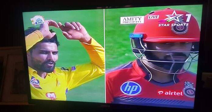 आईपीएल 11 के शनिवार को खेले गए मुकाबले में चेन्नई सुपरकिंग्स ने बैंग्लोर रॉयल चैलेंजर्स को 6 विकेट से हरा दिया. चेन्नई की जीत में रविन्द्र जडेजा कोहली समेत 3 विकेट लेकर अहम योगदान दिया. लेकिन कोहली का विकेट लेने पर जडेजा ने किसी तरह का सेलिब्रेशन नहीं किया. इसी वजह से जडेजा ट्विटर पर निशाने पर आ गए और उन्हें लेकर कई मजेदार ट्वीट किए गए.