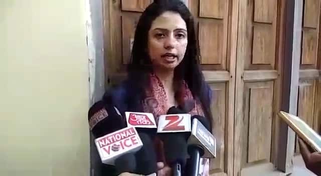 हसीन जहां के साथ उनकी बेटी आयरा और वकीत जाकिर हुसैन भी अमरोहा गए हैं. इतना ही नहीं हसीन जहां ने अमरोहा में शमी के घर लगे ताले को भी तोड़ने की कोशिश की.