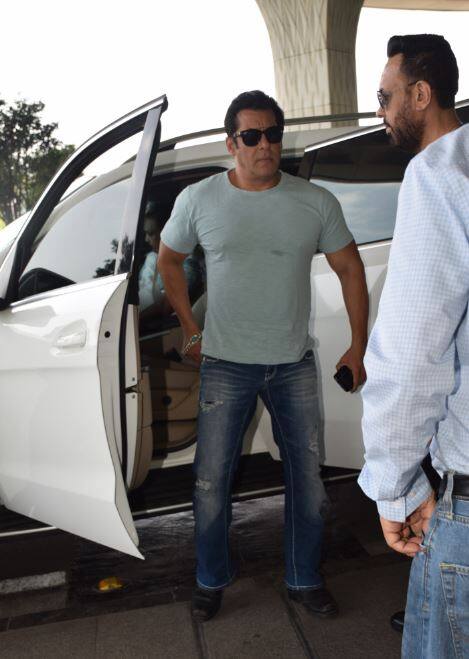 काला हिरण शिकार मामले में मिली 5 साल की सजा के खिलाफ सुनावाई के लिए बॉलीवुड अभिनेता सलमान खान जोधपुर के लिए रवाना हो गए है. ऐसे में उन्हें मुंबई एयरपोर्ट पर स्पॉट किया गया. (तस्वीर: मानव मंगलानी)