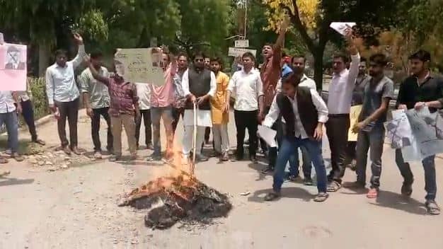 Jinnah controversy reached to Allahabad Central University ABVP students stage protest इलाहाबाद सेंट्रल यूनिवर्सिटी तक पहुंचा जिन्ना विवाद, एबीवीपी के छात्रों ने प्रदर्शन कर जलाया पुतला