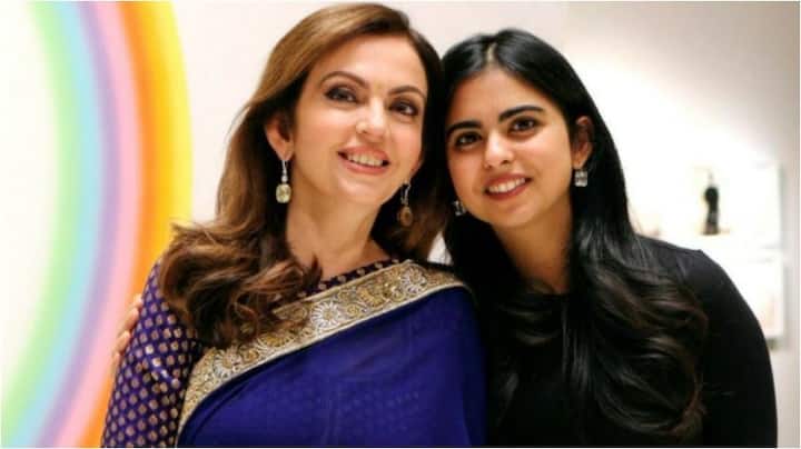 बात शुरू करने से पहले बता दें कि आज हम बात कर रहे हैं देश के सबसे अमीर शख्स मुकेश अंबानी की इकलौटी बेटी ईशा की, जिसकी शादी तय हो गई है.