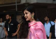 In Pics: सोनम की मेहंदी में Pink शरारा पहन कुछ यूं कहर ढाती नजर आईं संजय कपूर की लाडली