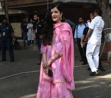 In Pics: सोनम की मेहंदी में Pink शरारा पहन कुछ यूं कहर ढाती नजर आईं संजय कपूर की लाडली