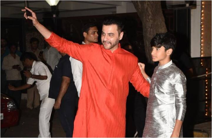 संजय कपूर के साथ उनके बेटे भी अपनी कजिन सोनम की खुशियों में शमिल होने आए. 