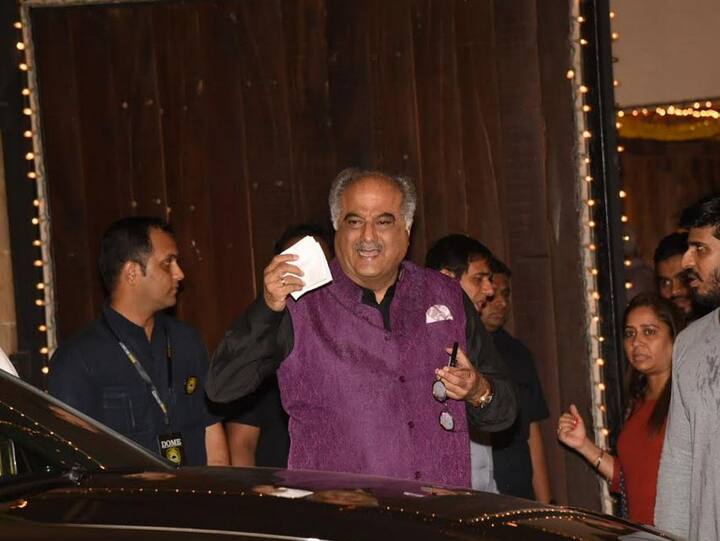 इस दौरान बोनी कपूर की आंखें काफी उदास नजर आईं. बोनी अकेले ही मेहंदी सेरेमनी में पहुंचे थे. 