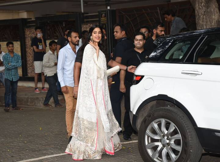 वहीं, अगर जाह्नवी की बात करें तो जाह्नवी इस दौरान अपनी मां के रंग में नजर आईं. श्रीदेवी को सफेद रंग बेहद पसंद था. सोनम की मेहंदी सेरेमनी में सफेद रंग का शरारा पहने नजर आईं. 