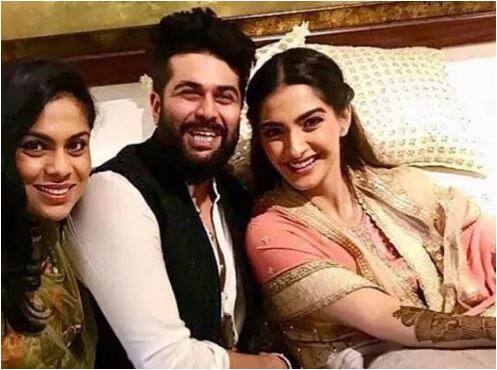 बॉलीवुड की मशहूर एक्ट्रेस और अनिल कपूर की बेटी सोनम कपूर की शादी की तैयारी के बीच आज उनके घर पर मेंहदी खास का कार्यक्रम है. 