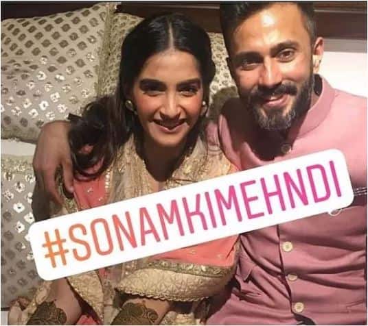 मेंहदी के इस खास कार्यक्रम का हिस्सा बनने के लिए इंडस्ट्री की कई मशहूर हस्तियों ने शिरकत की. इस गैलरी के जरिए हम आपको बताने जा रहै हैं कि कलाकारों के बारे में जिन्होंने सोनम की मेंहदी में हिस्सा लेने के लिए अनिल कपूर के घर का रुख किया. 