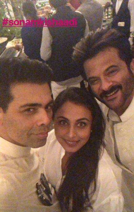 वहीं, अगर बात करें दुल्हन के पापा की तो अनिल कपूर भी इस मौके पर खासा खुश लगे. इस तस्वीर में आप अनिल कपूर के साथ करण जौहर और रानी मुखर्जी को देख सकते हैं.