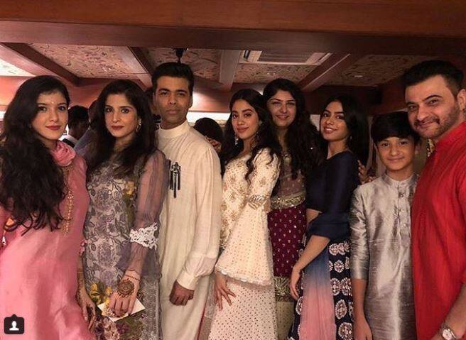 इस तस्वीर में आप एक साथ कपूर फैमिली के बच्चों को देख सकते हैं. जाह्नवी कपूर, खुशी कपूर , अंशुला कपूर, शनाया कपूर और करण जौहर इस तस्वीर में नजर आ रहे हैं. (सभी तस्वीरें - INSTAGRAM)