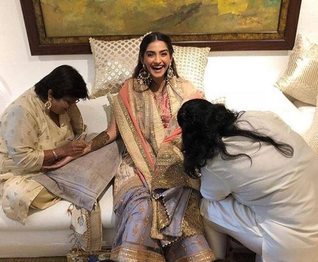 इस तस्वीर में भी सोनम खिलखिलाकर हंसती हुईं नजर आ रही हैं. ये तस्वीर सोनम की बहन रिया कपूर ने अपने इंस्टाग्राम अकाउंट पर शेयर की थी.