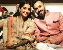 अपनी ही मेहंदी में एक दूसरे में कुछ यूं खोए नजर आए सोनम और आनंद, देखें PHOTOS