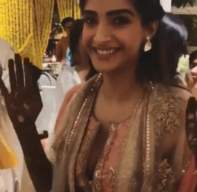 इस तस्वीर में आप देख सकते हैं कि मेंहदी से रंगे हाथों में सोनम कितनी खूबसूरत लग रही हैं और उनके चेहरे की ये मुस्कान उनकी खूबसूरती में चार चांद लगाती दिख रही है.