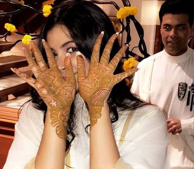 रिया कपूर ने भी अपने हाथों में मेहंदी लगवाई है और वो अपनी मेहंदी के साथ पोज करती दिख रही हैं.
